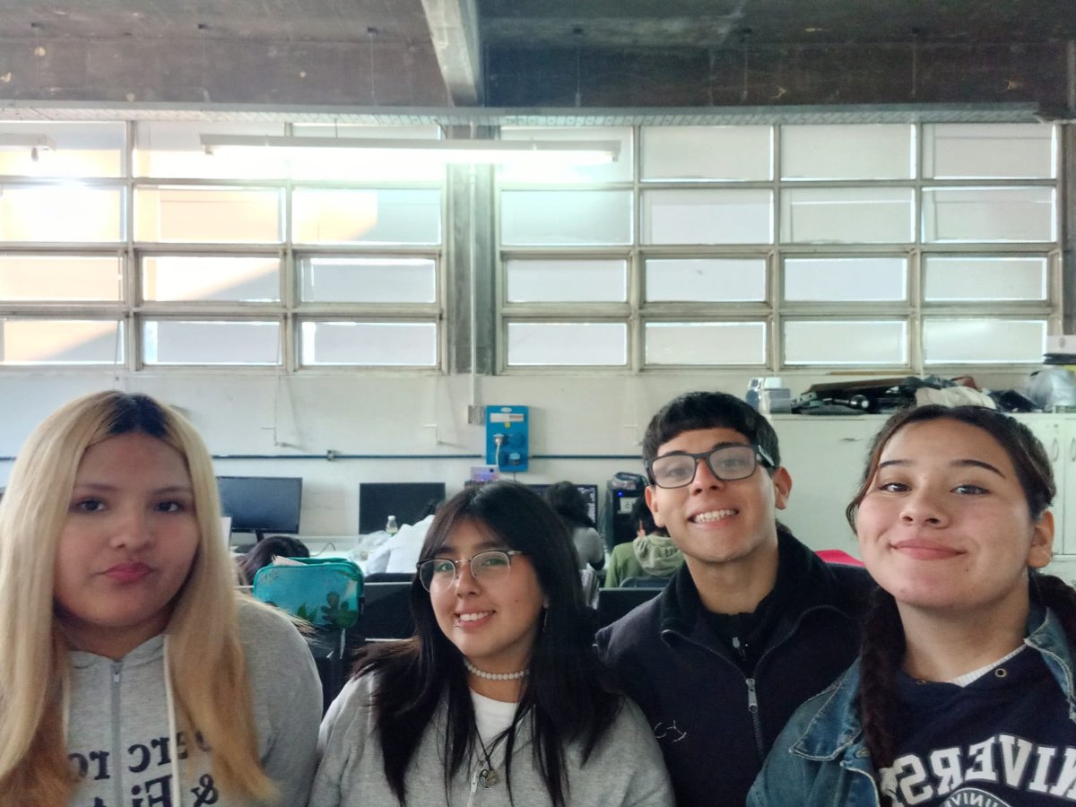 El equipo de FireNova en el laboratorio de informática de Fátima