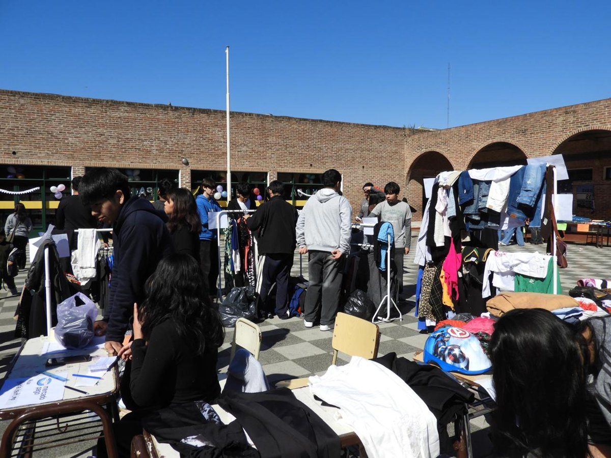 Feria de ropa de Moda con Impacto Solidario en el patio de Fátima, con estudiantes atendiendo los puestos