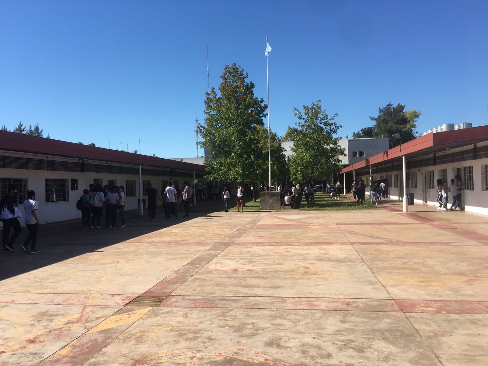 Patio del Instituto Nuestra Señora de Fátima con alumnos en el recreo